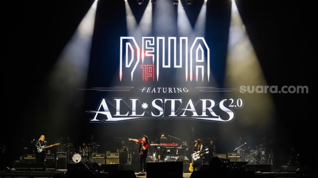 Grup Musik Dewa 19 bersama Sejumlah Musisi Internasional Billy Sheehan (kiri), Eric Martin (tengah), dan Ron 'Bumblefoot' Thal (kanan) tampil menghibur penonton pada Konser Dewa19 featuring All Stars 2.0 di Stadion Utama Gelora Bung Karno (SUGBK), Jakarta, Sabtu (6/9/2025). [Suara.com/Alfian Winanto]