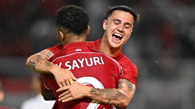 Pesepak bola Timnas Indonesia Eliano Johannes Reijnders (kanan) berselebrasi bersama rekannya Yakob Sayuri (kiri) usai mencetak gol ke gawang Timnas Taiwan dalam FIFA Matchday di Stadion Gelora Bung Tomo, Surabaya, Jawa Timur, Jumat (5/9/2025). [ANTARA FOTO/Sigid Kurniawan/Lmo/nz]