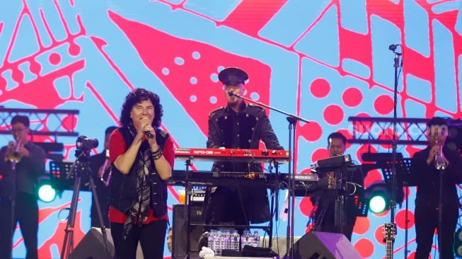 Grup Musik Dewa 19 bersama Musisi Internasional Eric Martin tampil menghibur penonton pada Konser Dewa19 featuring All Stars 2.0 di Stadion Utama Gelora Bung Karno (SUGBK), Jakarta, Sabtu (6/9/2025). [Suara.com/Alfian Winanto]