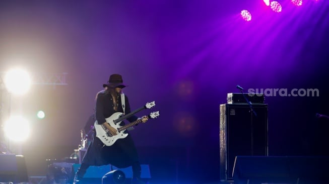 Grup Musik Dewa 19 bersama Musisi Internasional Ron 'Bumblefoot' Thal tampil menghibur penonton pada Konser Dewa19 featuring All Stars 2.0 di Stadion Utama Gelora Bung Karno (SUGBK), Jakarta, Sabtu (6/9/2025). [Suara.com/Alfian Winanto]