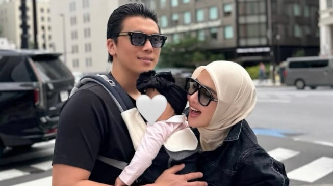 Syahrini dan Reino Barack. [Instagram]