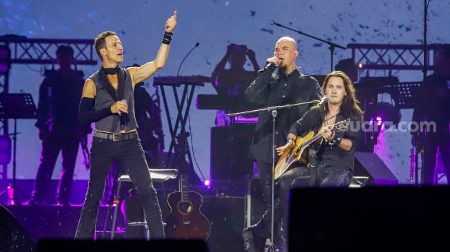 Keyboardist Dewa 19 Ahmad Dhani (tengah) bersama Musisi Internasional Gary Cherone (kiri) dan Dino Jelusick (kanan) tampil menghibur penonton pada Konser Dewa19 featuring All Stars 2.0 di Stadion Utama Gelora Bung Karno (SUGBK), Jakarta, Sabtu (6/9/2025). [Suara.com/Alfian Winanto]
