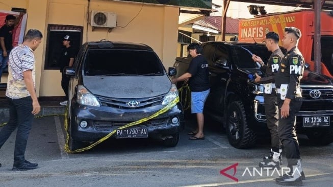 Barang bukti berupa kendaraan yang digunakan Pratu TB saat kabur seusai menembak warga sipil di kawasan Entrop, Kota Jayapura, Rabu malam (3/9) diserahkan ke Pom Kodam XVII Cenderawasih, Kamis sore (4/9). (ANTARA/Evarukdijati)