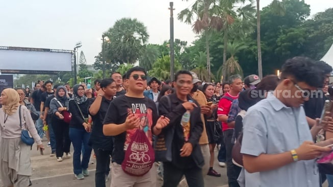 Para penonton Konser Dewa 19 All Stars sudah mengantre masuk ke dalam Stadion Utama Gelora Bung Karno, Senayan, Jakarta, Sabtu (6/9/2025) sejak pukul 15.00 WIB. [Rena Pangesti/Suara.com