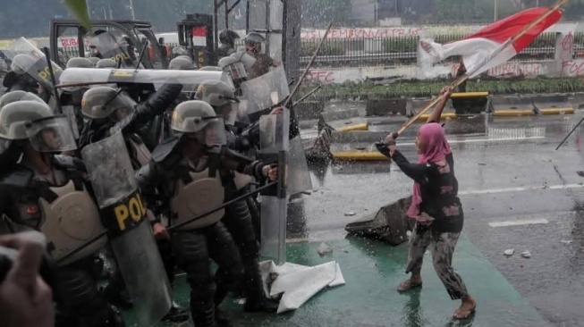 Ana atau Ibu Jilbab Pink yang sempat viral saat demo DPR beberapa waktu lalu. [Twitter]