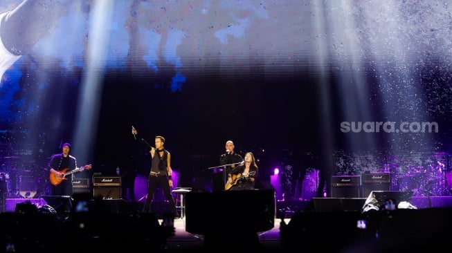 Keyboardist Dewa 19 Ahmad Dhani (tengah) bersama Musisi Internasional Gary Cherone (kiri) dan Dino Jelusick (kanan) tampil menghibur penonton pada Konser Dewa19 featuring All Stars 2.0 di Stadion Utama Gelora Bung Karno (SUGBK), Jakarta, Sabtu (6/9/2025). [Suara.com/Alfian Winanto]
