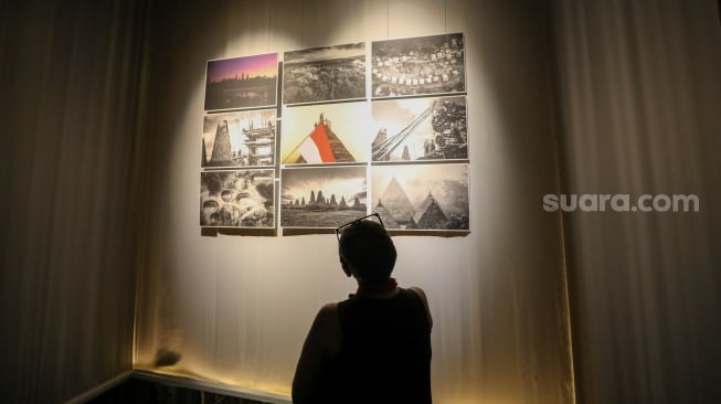 Sejumlah pengunjung mengamati karya foto dalam pameran 80 Tahun Keberagaman Republik Indonesia: Potret Bangsa dalam Lensa di Museum Nasional, Jakarta, Sabtu (6/9/2025). [Suara.com/Alfian Winanto]