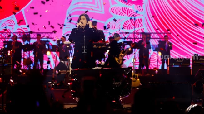 Grup Musik Dewa 19 bersama Virzha tampil menghibur penonton pada Konser Dewa19 featuring All Stars 2.0 di Stadion Utama Gelora Bung Karno (SUGBK), Jakarta, Sabtu (6/9/2025). [Suara.com/Alfian Winanto]