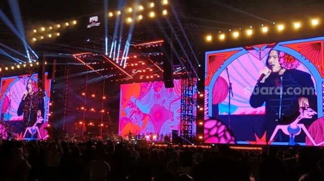 Penampilan Dewa 19 di konser Dewa 19 All Stars di Stadion Utama Gelora Bung Karno, Senayan, Jakarta, Sabtu (6/9/2025) malam. [Rena Pangesti/Suara.com]