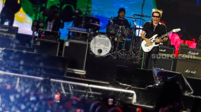 Grup Musik Dewa 19 bersama Musisi Internasional Steve Vai tampil menghibur penonton pada Konser Dewa19 featuring All Stars 2.0 di Stadion Utama Gelora Bung Karno (SUGBK), Jakarta, Sabtu (6/9/2025). [Suara.com/Alfian Winanto]