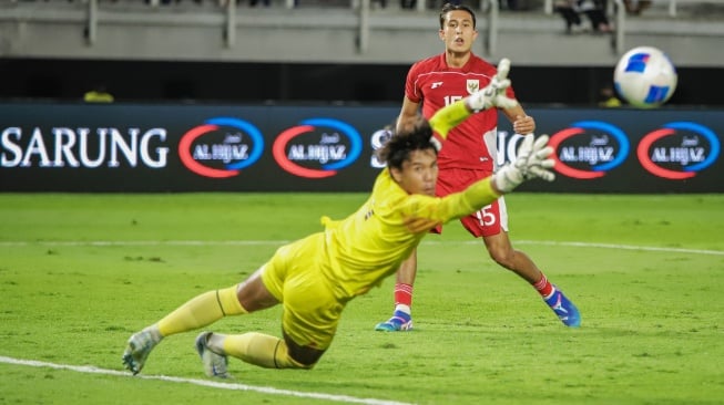 Pesepak bola Timnas Indonesia Miliano Jonathans (kanan) menendang bola melewati penjaga gawang Timnas Taiwan Huang Chiu Lin (kiri) dalam FIFA Matchday di Stadion Gelora Bung Tomo, Surabaya, Jawa Timur, Jumat (5/9/2025). [ANTARA FOTO/Rizal Hanafi/nz]