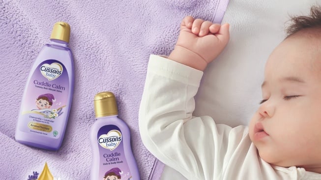 Bayi Rewel Bikin Stres? Rahasia Tidur Nyenyak dengan Aromaterapi Lavender & Chamomile! (Dok. Cussons)