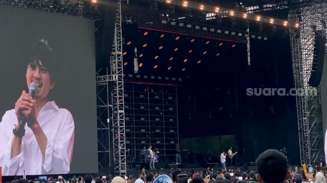 Sheila On 7 saat tampil di panggung Pestapora 2025 hari kedua di JIExpo Kemayoran, Jakarta Pusat pada Sabtu, 6 September 2025. [Suara.com/Tiara Rosana]