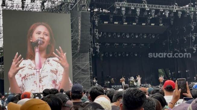 Nadin Amizah Ungkap Dilema di Balik Keputusan Tampil di Pestapora 2025