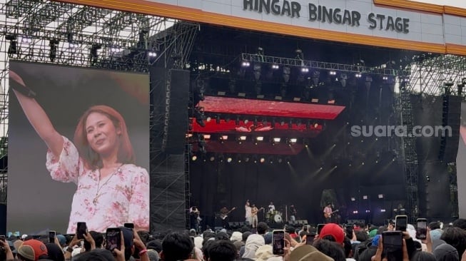 Nadin Amizah saat tampil di panggung Pestapora 2025 hari kedua di JIExpo Kemayoran, Jakarta Pusat pada Sabtu, 6 September 2025. [Suara.com/Tiara Rosana]