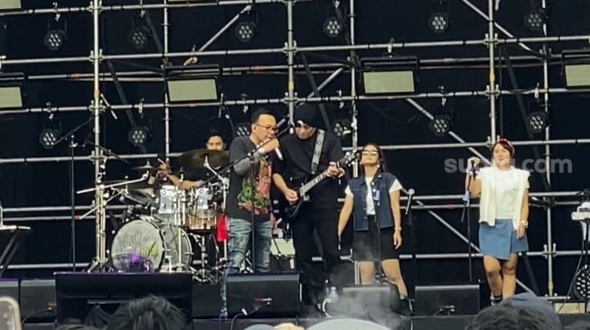 Kurang Fit Usai Hujan-Hujanan di Konser Dewa 19, Ari Lasso Tetap Tampil Energik di Pestapora 2025
