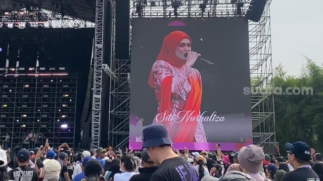 Siti Nurhaliza saat tampil di panggung Pestapora 2025 hari ketiga di JIExpo Kemayoran, Jakarta Pusat pada Minggu, 7 September 2025. [Suara.com/Tiara Rosana]