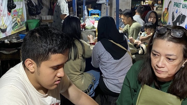 Gaya sederhana Purbaya Yudhi Sadewa makan kaki lima (Instagram/@purbayayudhi)