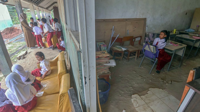 Siswa duduk di ruang kelas dengan kondisi bangunan tidak layak di SDN Tegal Benteng, Cariu, Kabupaten Bogor, Jawa Barat, Senin (8/9/2025). [ANTARA FOTO/Yulius Satria Wijaya/rwa]