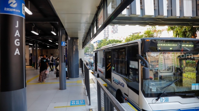 Penumpang meunggu kedatangan bus Transjakarta di Halte Jaga Jakarta, Senen, Jakarta Pusat, Senin (8/9/2025). [Suara.com/Alfian Winanto]