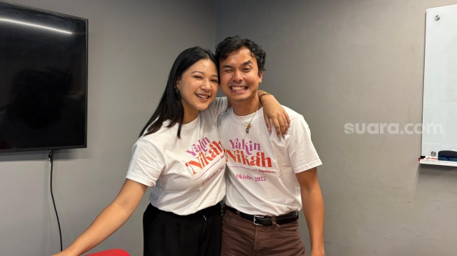 Jourdy Pranata dan Agnes Naomi, pemeran film Yakin Nikah saat berkujung ke kantor Suara.com pada Senin, 8 September 2025. [Suara.com/Tiara Rosana]