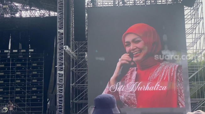 Siti Nurhaliza saat tampil di panggung Pestapora 2025 hari ketiga di JIExpo Kemayoran, Jakarta Pusat pada Minggu, 7 September 2025. [Suara.com/Tiara Rosana]