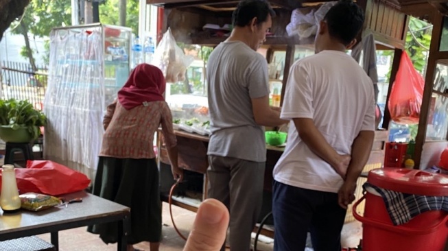 Gaya sederhana Purbaya Yudhi Sadewa makan kaki lima (Instagram/@purbayayudhi)