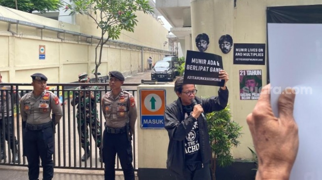 Komite Aksi Solidaritas untuk Munir atau Kasum menggeruduk Kantor Komisi Nasional Hak Asasi Manusia (Komnas HAM), Jakarta pada Senin (8/9/2025). (Suara.com/Yaumal)