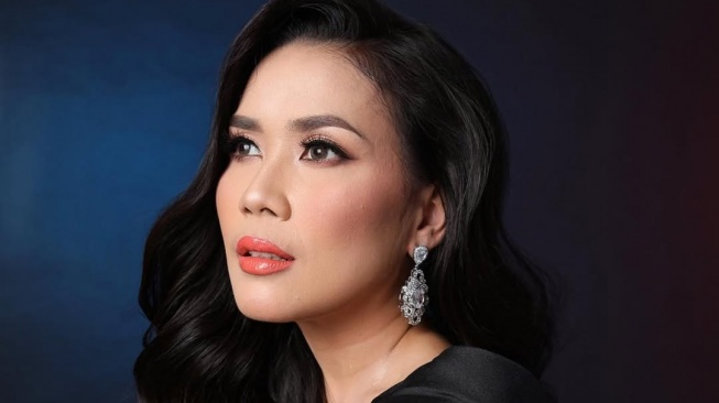 Peyanyi Malaysia Eira Syazira akan merilis lagu baru berjudul "Bawang Merah dan Bawang Putih" ciptaan Tri Suaka. [Instagram]