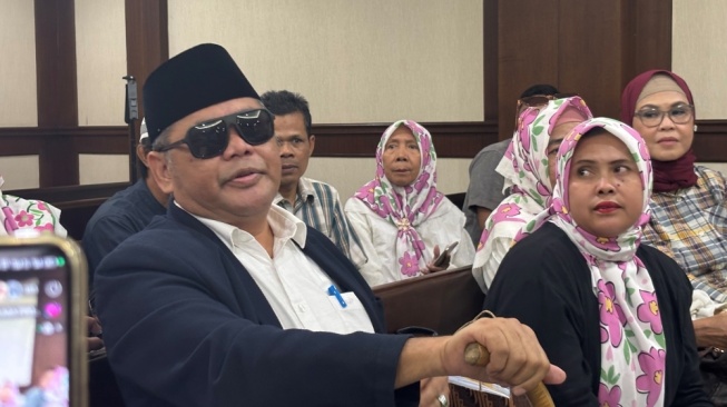 Seorang warga sipil bernama Subhan Palal selaku penggugat ijazah Wakil Presiden Gibran Rakabuming Raka di Pengadilan Negeri Jakarta Pusat, Senin (8/9/2025). [Suara.com/Dea]