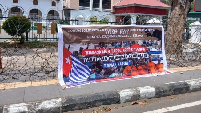 Spanduk pengunjuk rasa terpasang di depan Gedung Pengadilan Negeri Makassar, Senin 8 September 2025 [Suara.com/Lorensia Clara]