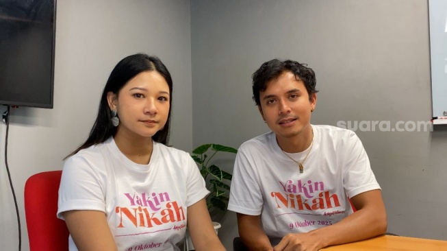 Jourdy Pranata dan Agnes Naomi, pemeran film Yakin Nikah saat berkujung ke kantor Suara.com pada Senin, 8 September 2025. [Suara.com/Tiara Rosana]