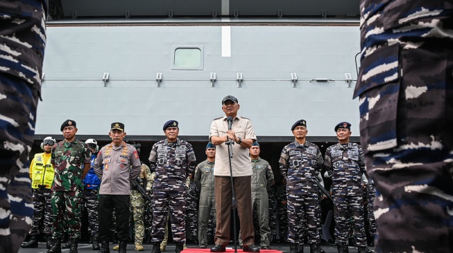 Menteri Pertahanan Sjafrie Sjamsoeddin (ketiga kanan) didampingi Panglima TNI Jendral Agus Subiyanto (kiri), Kepala Staf Angkatan Laut Laksamana TNI Muhammad Ali (ketiga kiri), dan Kapolri Jenderal Pol Listyo Sigit Prabowo (kedua kiri) saat menyambut prajurit di atas KRI Brawijaya-320 yang berlabuh di Dermaga 107 Tanjung Priok, Jakarta, Senin (8/9/2025). [ANTARA FOTO/Sulthony Hasanuddin/tom]