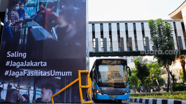 Bus Transjakarta berhenti untuk memuat penumpang di Halte Jaga Jakarta, Senen, Jakarta Pusat, Senin (8/9/2025). [Suara.com/Alfian Winanto]