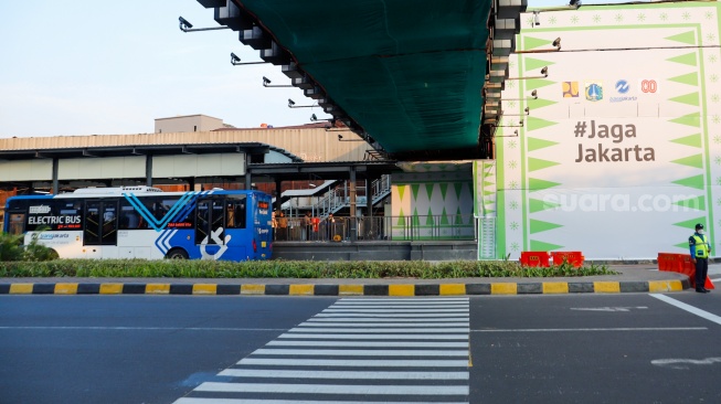Bus Transjakarta berhenti untuk memuat penumpang di Halte Jaga Jakarta, Senen, Jakarta Pusat, Senin (8/9/2025). [Suara.com/Alfian Winanto]