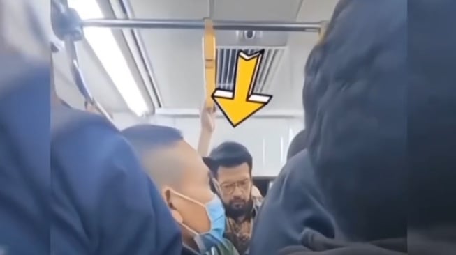 Potret anggota DPR Pri saat naik KRL. [Instagram]