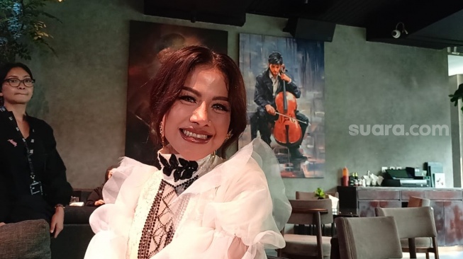 Cuma Minta Dibuatkan Lagu Ambyar, Asrilia Kaget Dapat 'Serumah Tapi Tak Bersama' dari Pasha Ungu