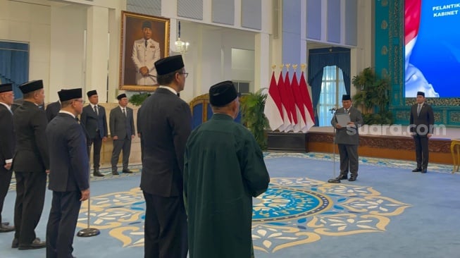 Presiden Prabowo Subianto saat melakukan pelantikan pejabat negara. (Suara.com/Novian)