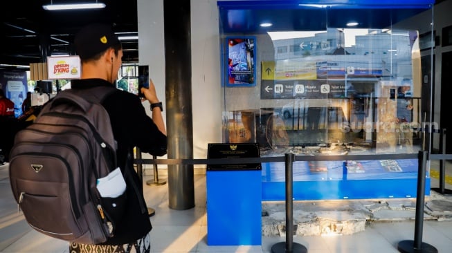 Penumpang melihat instalasi pasca kebakaran di Halte Jaga Jakarta, Senen, Jakarta Pusat, Senin (8/9/2025). [Suara.com/Alfian Winanto]
