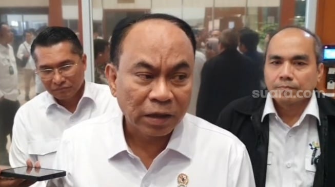 Menteri Koperasi, Budi Arie Setiadi, bicara soal reshuffle kabinet. (Suara.com/Bagaskara)