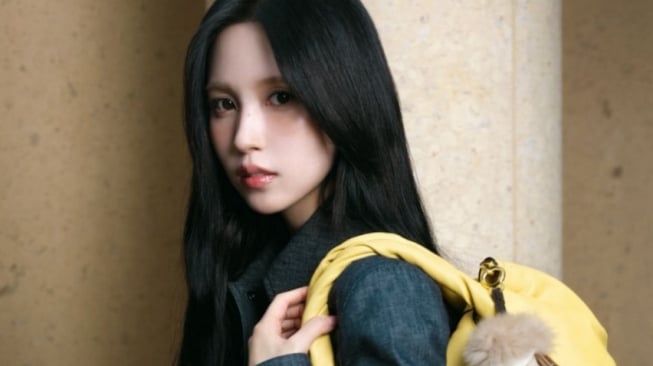 4 Daily Look Minimalis ala Mina TWICE, Cocok untuk Banyak Momen!