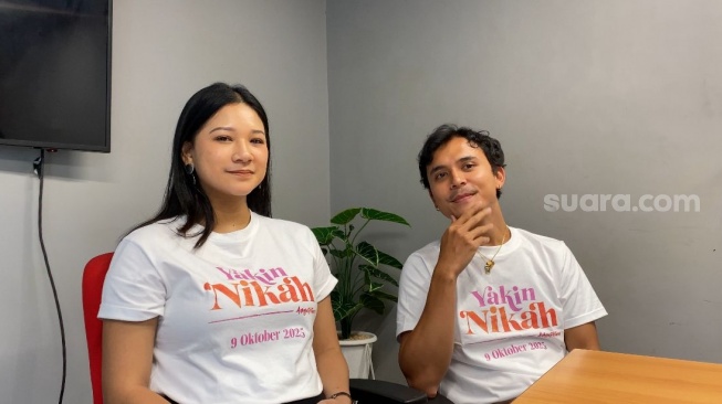 Jourdy Pranata dan Agnes Naomi, pemeran film Yakin Nikah saat berkujung ke kantor Suara.com pada Senin, 8 September 2025. [Suara.com/Tiara Rosana]
