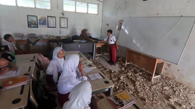Siswa mengikuti kegiatan belajar mengajar di kelas dengan bangunan tidak layak di SDN Tegal Benteng, Cariu, Kabupaten Bogor, Jawa Barat, Senin (8/9/2025). [ANTARA FOTO/Yulius Satria Wijaya/rwa]
