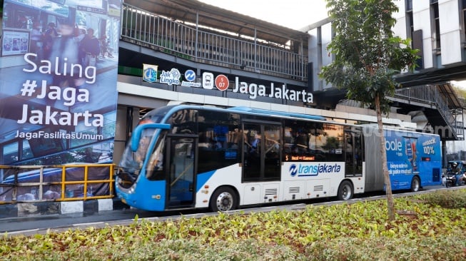 Bus Transjakarta berhenti untuk memuat penumpang di Halte Jaga Jakarta, Senen, Jakarta Pusat, Senin (8/9/2025). [Suara.com/Alfian Winanto]