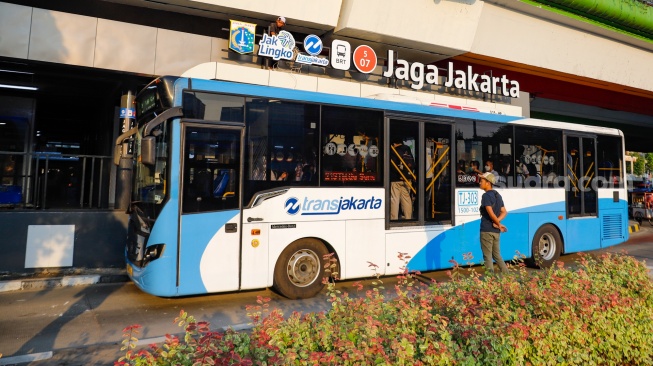 Bus Transjakarta berhenti untuk memuat penumpang di Halte Jaga Jakarta, Senen, Jakarta Pusat, Senin (8/9/2025). [Suara.com/Alfian Winanto]
