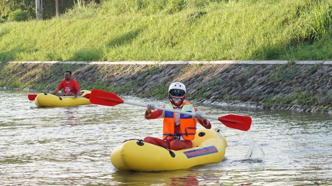 Pemuda di Dusun Trini, Trihanggo, Gamping, Sleman, yang menjajal rafting di Selokan Mataram. (dok.Istimewa)