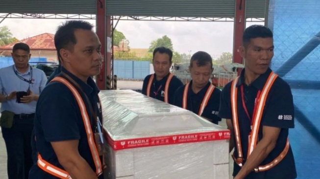 Dua Jenazah Warga Riau Korban Helikopter Jatuh Tiba di Pekanbaru