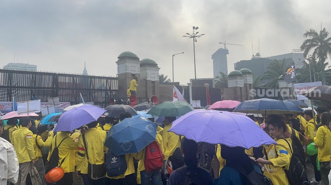 Rakyat Tagih Janji! Aksi di Depan DPR RI Tuntut Pembebasan Demonstran dan Realisasi Paket 17+8