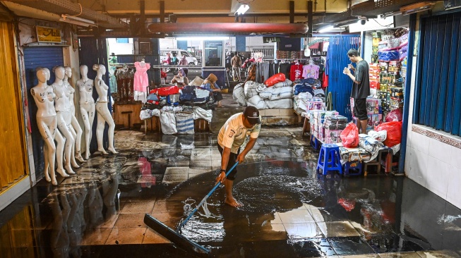 Terdampak Proyek Drainase, Pasar Cipulir Tergenang