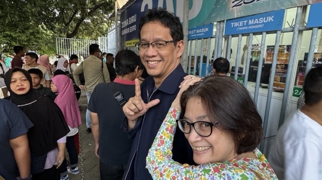 Menteri Keuangan Purbaya Yudhi Sadewa dan istri antre tiket PRJ (Instagram/pyudhisadewa)
